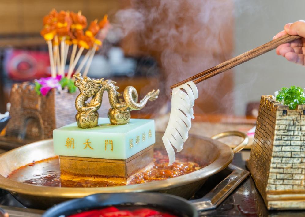 朝天門火鍋人氣如何？排隊(duì)場(chǎng)面堪比“春運(yùn)”！