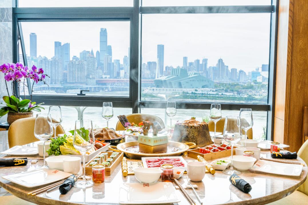 恭喜朝天門餐飲控股集團(tuán)榮獲中國(guó)餐飲百?gòu)?qiáng)企業(yè)第八名！