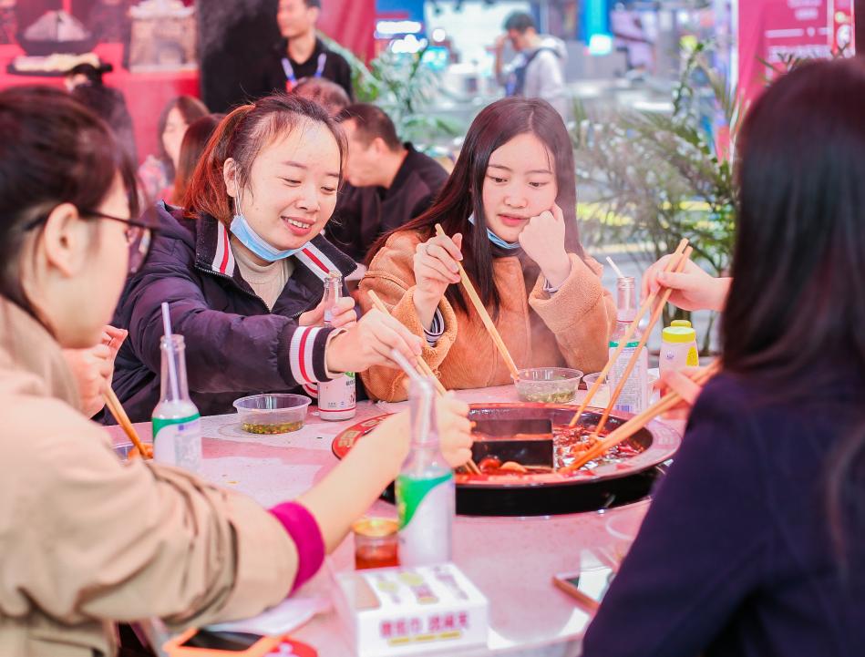 河池開火鍋加盟店，如何服務(wù)好顧客的胃？