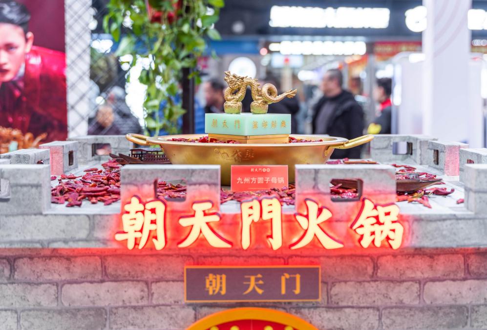 東興開火鍋加盟店，三招讓你生意興?。? /> 
</p>
<p>
	1.做好服務(wù)者
</p>
<p>
	想要開好火鍋加盟店，就必須得充分發(fā)揮員工的重要性和作用。員工是直接服務(wù)者，亦是品牌形象的塑造和文化的傳播者，他們服務(wù)的細(xì)致度、體貼度和包含的人情味和溫度，都彰顯著一個品牌的價值，是門店核心的競爭力量之一。
</p>
<p>
	因此，對于如何開好店這一問題，我們十分強調(diào)員工服務(wù)的重要性，要讓服務(wù)的理念深入人心，另外還得提供標(biāo)準(zhǔn)化的服務(wù)，保障服務(wù)節(jié)奏和效率，與此同時，也要讓員工的服務(wù)更加人性化和個性化，要能從關(guān)切員工需求的角度預(yù)判顧客的需求內(nèi)容，從而提供附加服務(wù)（比如幫顧客去除衣物油污、為顧客調(diào)蘸料等等）。
</p>
<p>
	2.做好推銷員
</p>
<p>
	<a href=
