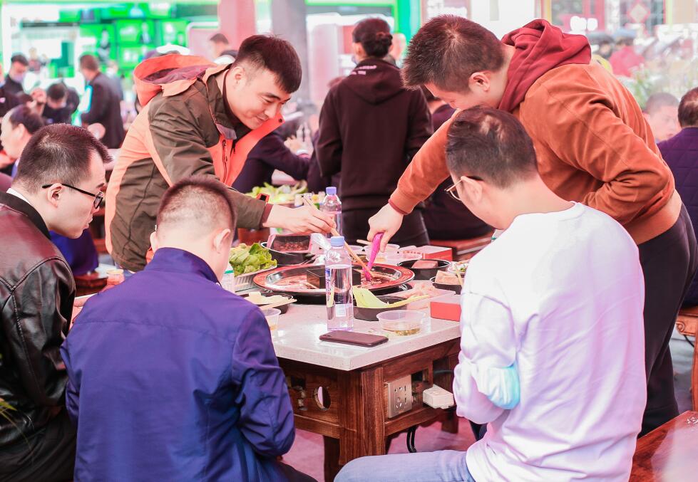 阿爾山開(kāi)火鍋加盟店，如何戳中顧客的心？