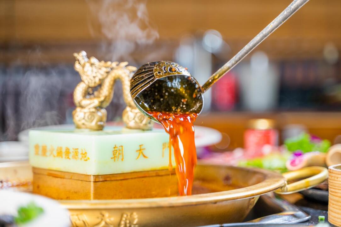 南派火鍋油碟燙毛肚，北派火鍋麻醬涮羊肉