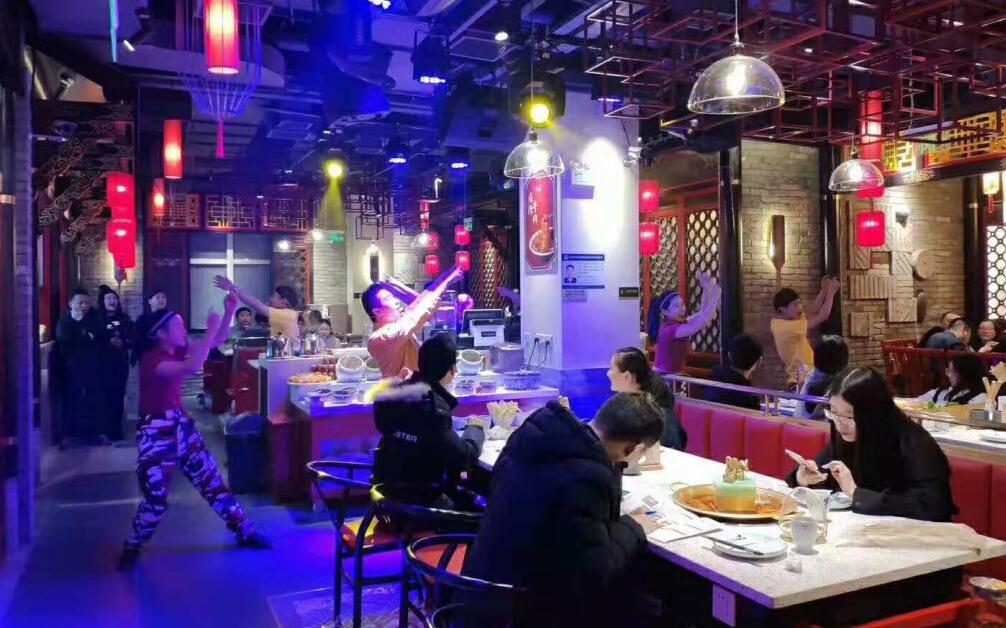 一年四季都排隊(duì)的火鍋店，到底有什么技巧？